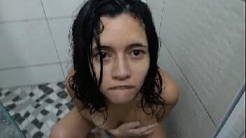 Filmes de sexos mulheres peladas se exibindo dentro do banheiro